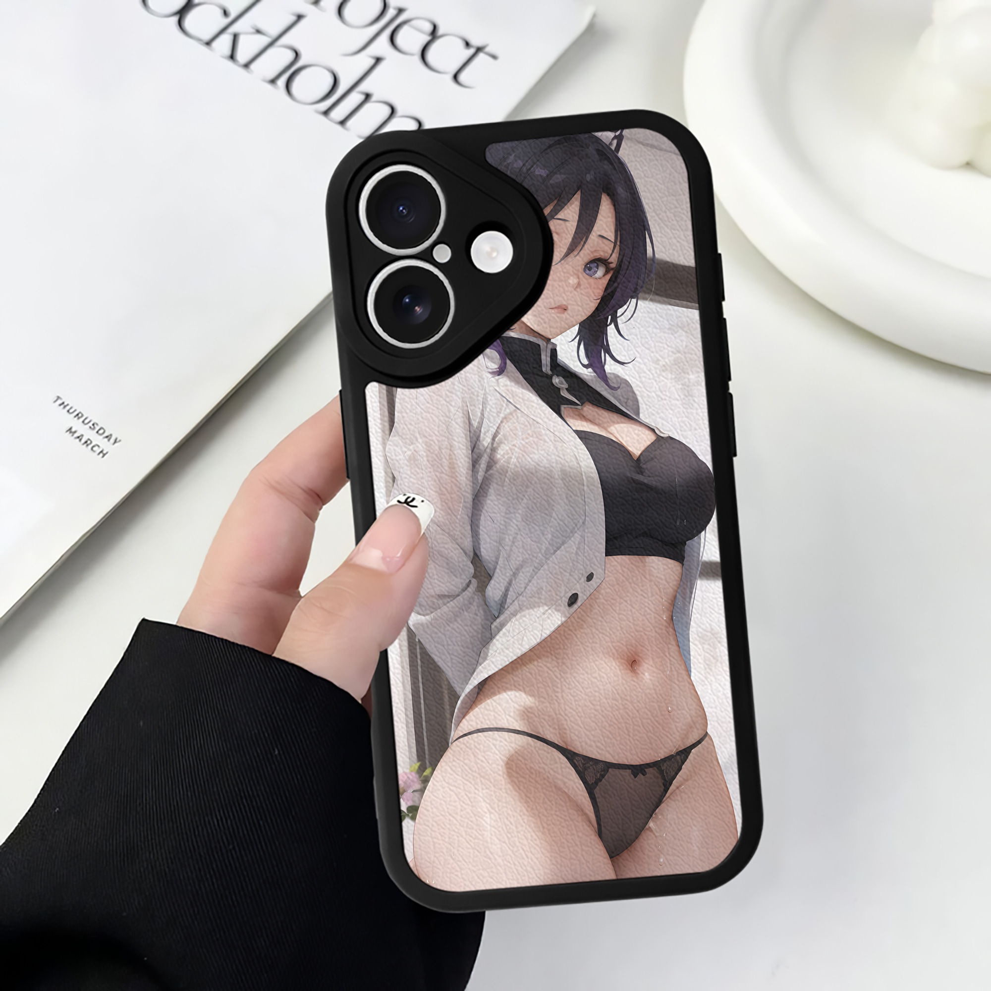 （画像用） 鬼滅の刃（きめつのやいば）蟲柱-胡蝶 しのぶ／こちょう しのぶ Kochou Shinobu 【iPhone 16シリーズ対応】シリコンスマホケース（レザー調） 材質：シリコン